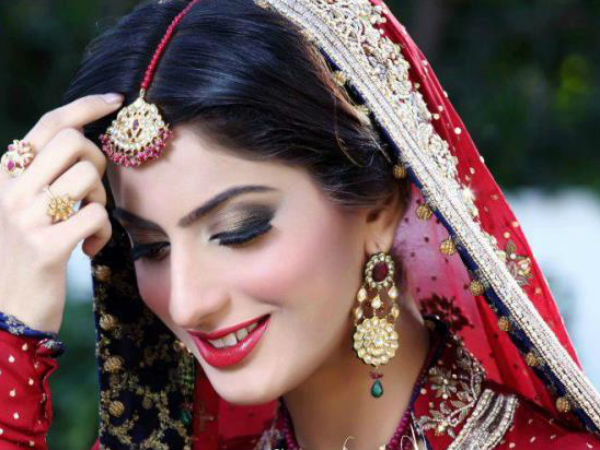 Pakistani actress Sana Khan dies in road accident Pakistani actress Sana Khan dies in road accident