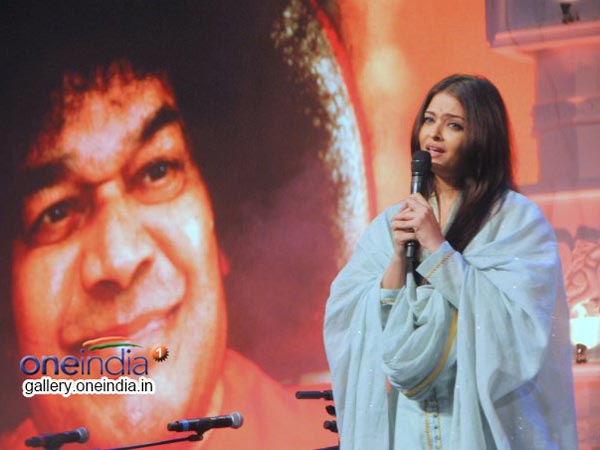 Aishwarya Rai Bachchan Pays tribute to Sri Sathya Sai Baba Aishwarya Rai Bachchan Pays tribute to Sri Sathya Sai Baba
