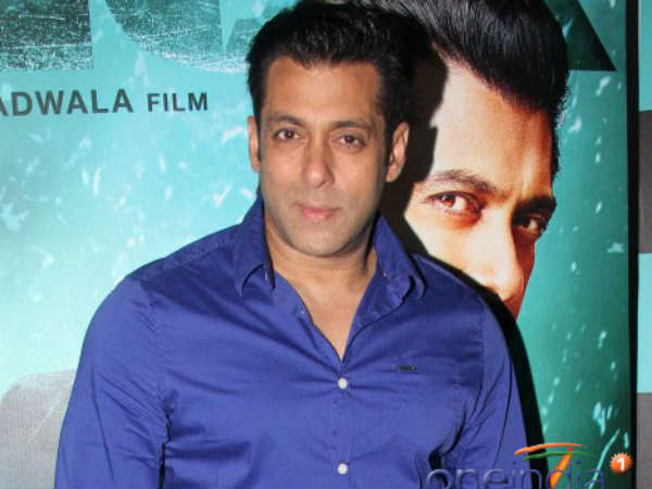 Salman Khan showed respect to the photographers who banned him Salman Khan showed respect to the photographers who banned him