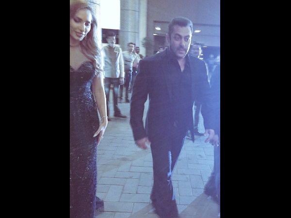 Salman Khan seeks blessings from The Dalai Lama wih Iulia Vantur. 