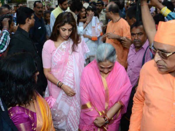 Bachchan Family visits Durga Pooja Pandal