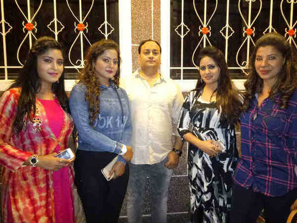 ravi-kishan-sambhavna-seth-performed-at-bhojpuri-director-prem-rai-birthday