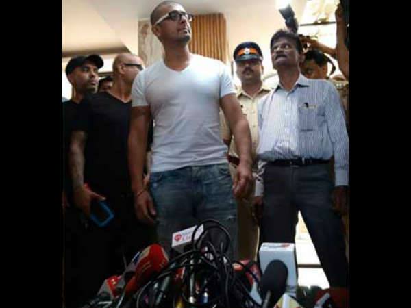 singer-sonu-nigam-shaves-his-head-azaan-tweet-controversy