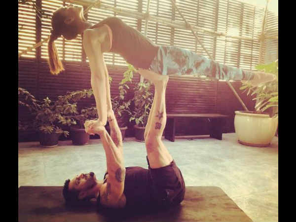 इंटरनेशनल योगा डे पर इन दो सुपरस्टार का 'कपल योगा'..देखते रह जाएंगे आप