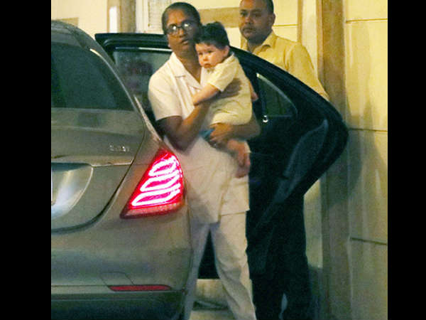 kareena-kapoor-baby-taimur-ali-khan-spotted