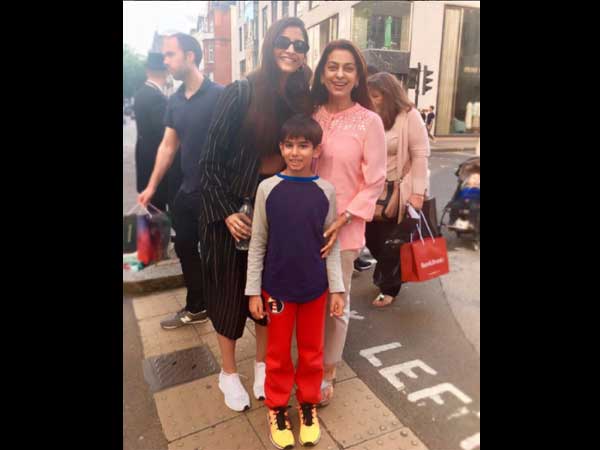 sonam-kapoor-bumps-into-juhi-chawla-in-london-see-pics
