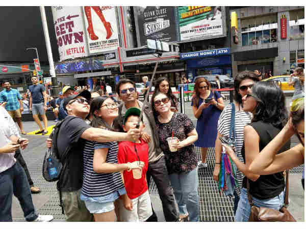 nawazuddin-siddiqui-appeared-in-babumoshai-bandookbaaz-andaz-in-iifa-2017