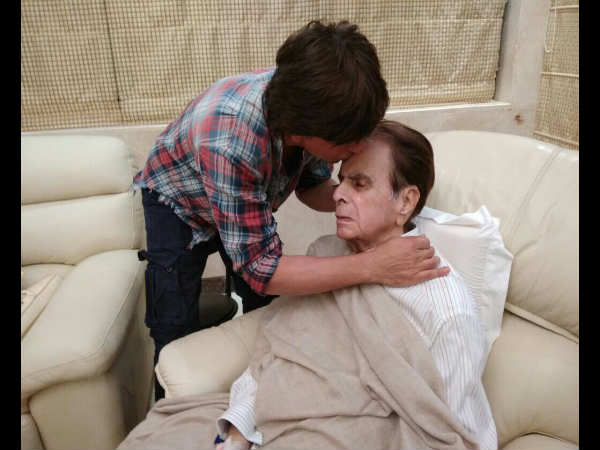shahrukh-khan-visits-dilip-kumar-at-his-residence