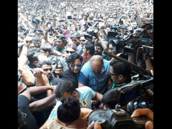 sunny-leone-fans-went-crazy-in-kochi