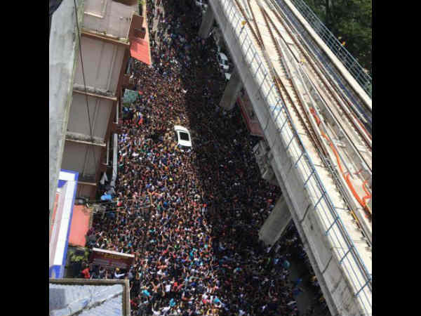 sunny-leone-fans-went-crazy-in-kochi