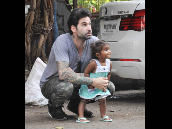 sunny-leone-daughter-nisha-spotted-playing-with-father