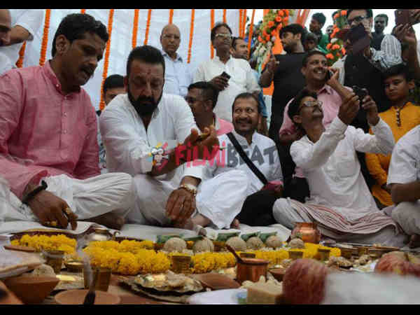 sanjay-dutt-performs-shraadh-for-parents-in-varanasi
