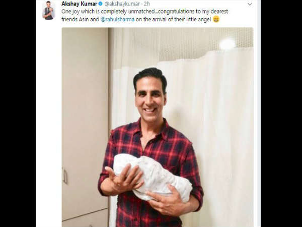akshay-kumar-is-elated-to-hold-asin-rahul-sharma-s-little-daughter