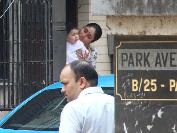 kareena-kapoor-and-taimur-clicked-together-on-diwali