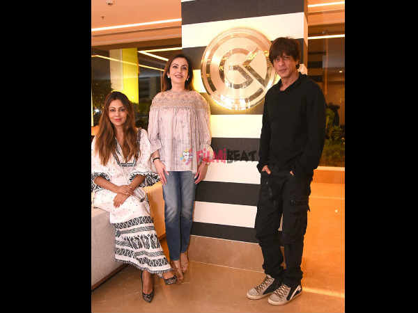 shahrukh-khan-spotted-with-abram-gauri-khan-and-neeta-ambani-at-gauri-khan-store
