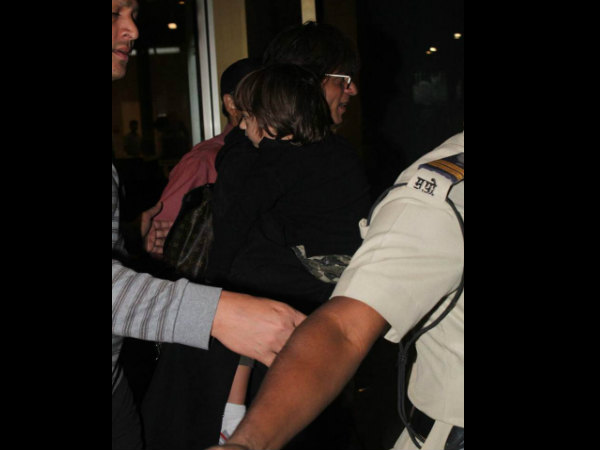 shahrukh-khan-spotted-with-sleepy-abram-on-airport