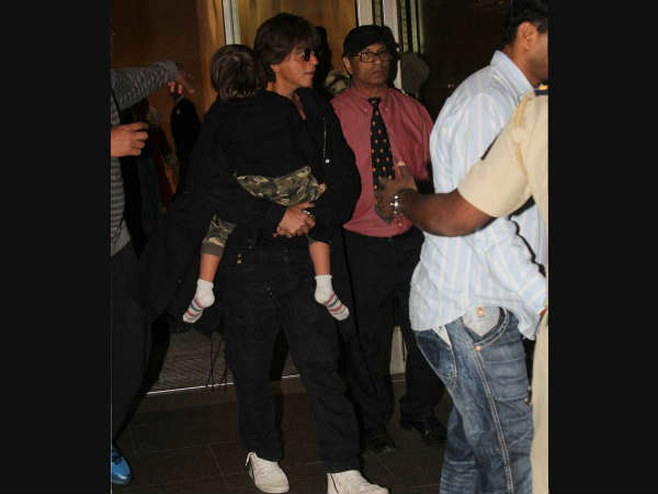 shahrukh-khan-spotted-with-sleepy-abram-on-airport
