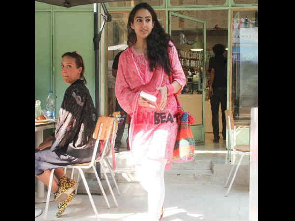 sara-ali-khan-looks-beautiful-in-traditional-avatar