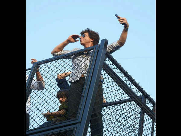 shahrukh-khan-waves-at-his-fans-along-with-abram-on-his-birthday