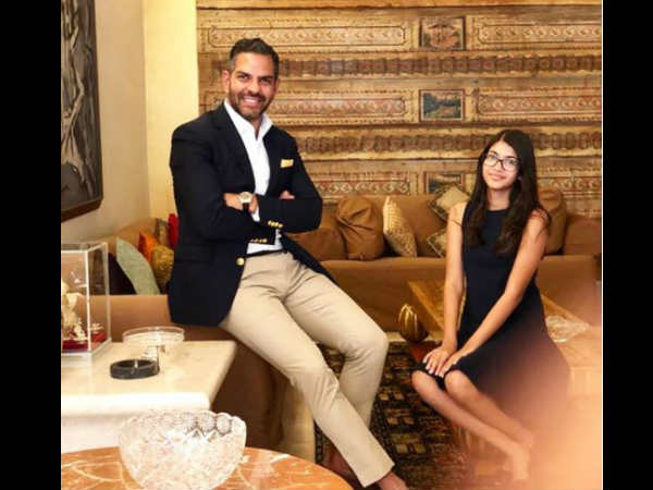 karisma-kapoor-ex-husband-sanjay-kapur-pics-clicked-with-kids-samaira-and-kiaan