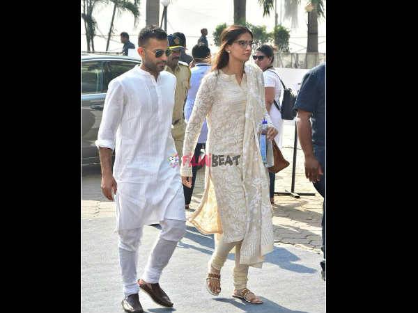 sridevi-funeral-dressed-a-red-banarasi-decorated-with-white-flowers-heart-tearing-visuals