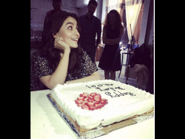 alia-bhatt-enjoy-birthday-with-friends-and-ranbir-kapoor-mom-neetu-singh