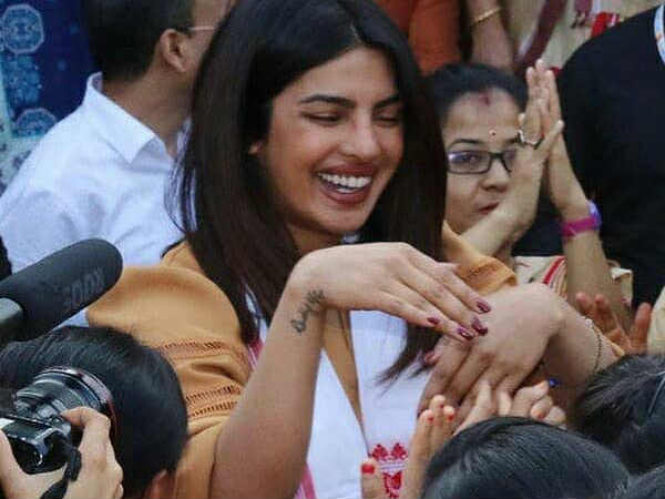 is-priyanka-chopra-wearing-mangalsutra-and-trying-to-hide-it-or-show-it-off