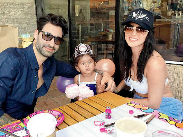 पॉर्न स्टार से बॉलीवुड में धांसू एंट्री मारने वाली सनी लियोन ने कई हिट फिल्में दी है और अब वो काफी ज्यादा चर्चा में रहती है। इसके अलावा वो अपनी बेटी को लेकर भी काफी ज्यादा केयरिंग है औऱ अक्सर सोशल मीडिया में तस्वीरें डालती रहती है। हाल ही में एक फोटो और वायरल हो रही है जिसमें सनी लियोन अपनी बेटी के साथ नजर आ रही है। इस तस्वीर को खुद सनी ने अपने सोशल मीडिया अकाउंट में साझा किया है। इस फोटो को आप देखें तो दोनो काफी ज्यादा प्यारे लग रहे है और उनकी बेटी जिसका नाम निशा है वो खिड़की पर खड़े होकर कुछ देख रही है। सनी लियोन ने उसको पकड़ रखा है और काफी ज्यादा खुश नजर आ रही है। सनी लियोन ने ना सिर्फ ये फोटो अपलोड की है बल्कि उन्होने एक प्यारा सा कैप्शन भी लिखा है। सनी लियोन इंस्टा पर लिखती है कि काश मेरी बेटी को ये पता चल पाता कि मै उससे कितना प्यार करती हूं..मेरी नन्ही सी बेटी भगवान की परी है। बता दें कि इस समय सनी लियोन और उनका परिवार दुबई गया हुआ है और कई फोटो इस समय सामने आई है। सनी लियोन इस समय काफी ज्यादा रिलैक्स और खुश होने के साथ साथ अपनी लाइफ एंज्वाय कर रही है। हाल ही में उनकी बायोपिक भी सामने आई थी जिसका नाम करनजीत कौर है लोगों को काफी ज्यादा पसंद आई थी। जुलाई 2017 में सनी लियोन ने बेटी निशा को लातूर के एक काफी ज्यादा गरीब परिवार से गोद लिया था और उसकी परवरिश काफी बेहतर तरीके से कर रही है। उनका कहना था कि वो जब शूटिंग पर जाती है तब निशा भी उनके साथ ही जाती है..वो उसको अकेला नहीं छोड़ती है।