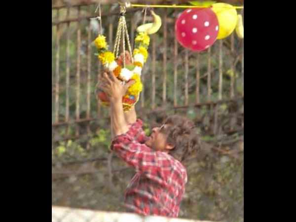 pics-abram-plays-dahi-handi-at-mannat-as-shahrukh-gauri-celebrate-janmashtami