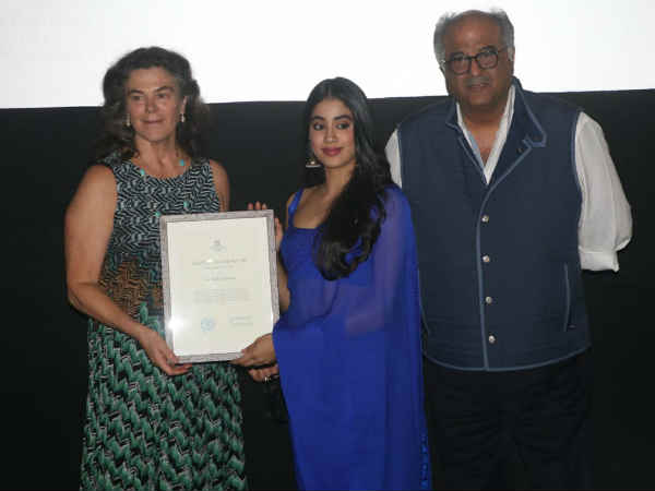 jahnnvi-kapoor-reminds-sridevi-as-she-collects-her-shooting-star-of-the-year-for-dhadak