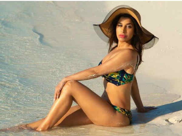 sophie-chaudhary-beats-the-summer-heat-in-a-bikini sophie-chaudhary-beats-the-summer-heat-in-a-bikini