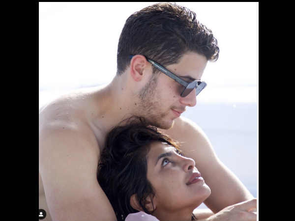 nick-jonas-priyanka-chopra-bold-cosy-photos-go-viral