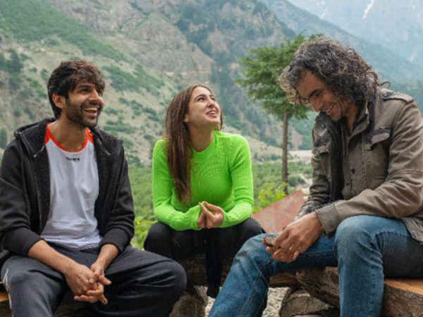 sara-ali-khan-feels-lucky-to-sit-behind-kartik-aaryan-on-a-bike-and-getting-paid-for-it