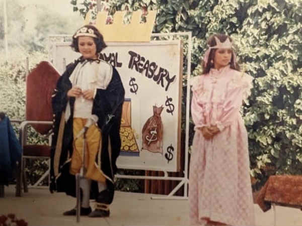 akshay-kumar-twinkle-khanna-ask-bollywood-celebs-why-the-gap-share-school-pics