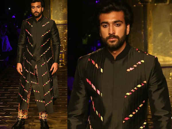 jaya-bachchan-hugs-a-new-age-actor-at-a-fashion-show-and-keeps-the-internet-guessing