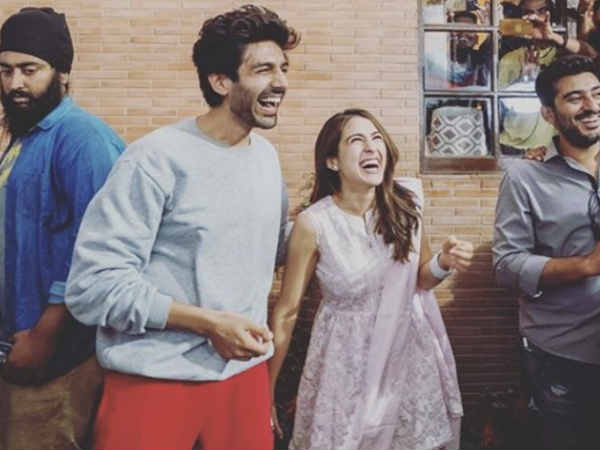 sara-ali-khan-spotted-running-towards-her-house-after-leaving-kartik-aaryan-s-house