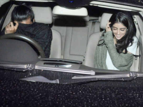 jaya-bachchan-hugs-a-new-age-actor-at-a-fashion-show-and-keeps-the-internet-guessing