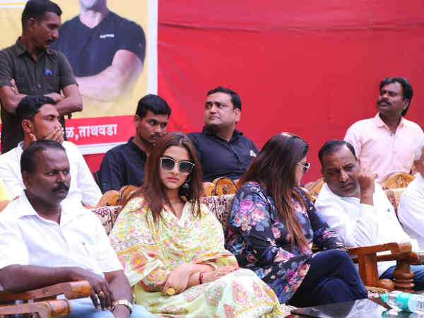 saiee-manjrekar-inaugrates-a-solar-plant-for-orphan-kids