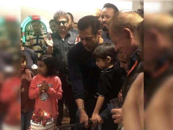 salman-khan-s-54th-birthday-cuts-birthday-cake-with-ahil-see-pics salman-khan-s-54th-birthday-cuts-birthday-cake-with-ahil-see-pics