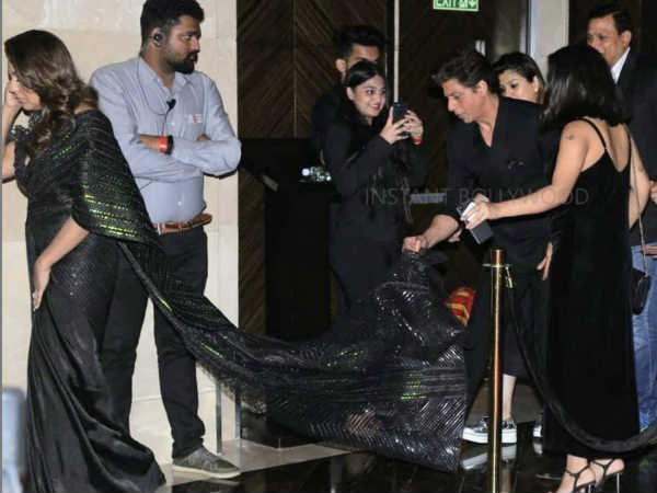 shahrukh-khan-looks-adorable-holding-gauri-khan-s-pallu-as-she-walks-out-of-an-event