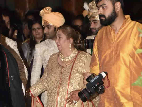 armaan-jain-wedding-reception-pics-bollywood-celebs-bless-the-newlyweds armaan-jain-wedding-reception-pics-bollywood-celebs-bless-the-newlyweds