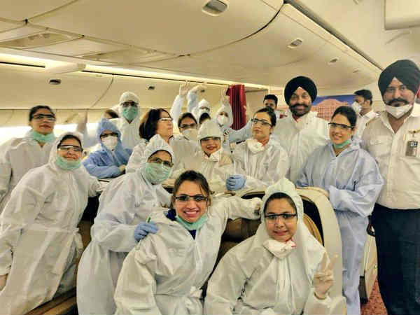 bachchan-family-comes-on-their-balcony-to-ring-bells-for-essential-services-working-for-covid-19