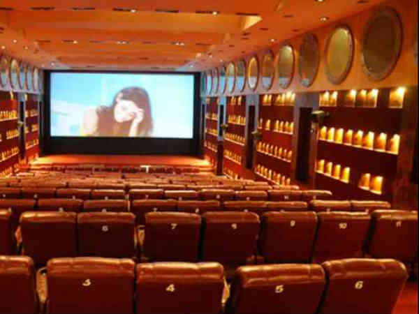 mumbai-uttar-pradesh-theatres-shut-down-after-corona-virus-pandemic-kareena-posts-an-advice