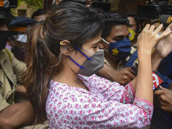 rhea-chakraborty-s-bail-plea-has-ten-shocking-revelations-sushant-heard-dead-mother-s-voice