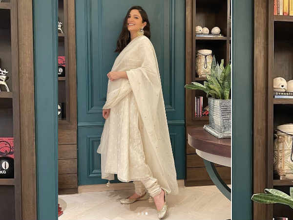 diwali-2020-bollywood-celebs-glam-up-to-wish-fans-see-pics