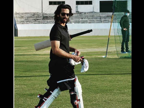 shahid-kapoor-turns-a-biker-for-his-film-jersey-see-pics