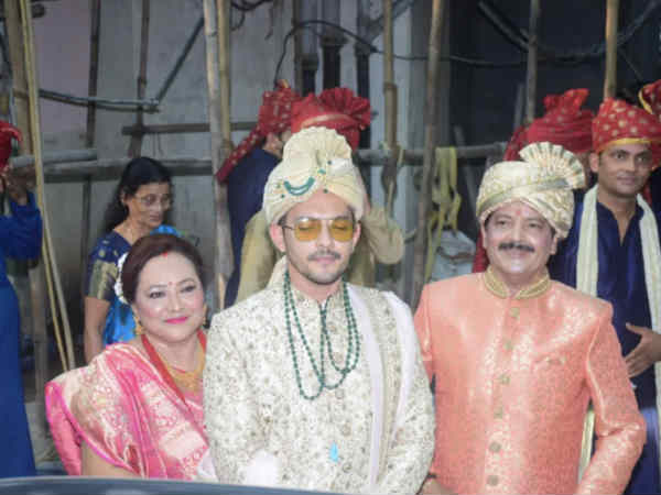 first-pic-aditya-narayan-gets-married-to-shweta-agarwal-udit-narayan-dances-in-baaraat