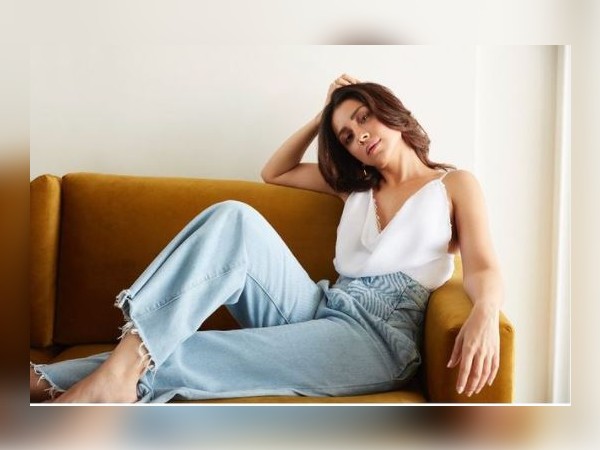 आप एक राइटर भी रही हैं, मैगजीन वगैरह के लिए लिख चुकी हैं, तो कैसे आपने राइटिंग से एक्टिंग में जंप किया?