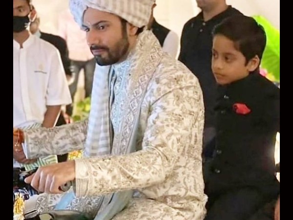 दुल्हन को लेने बाइक पर पहुंचे थे वरुण धवन दुल्हन को लेने बाइक पर पहुंचे थे वरुण धवन