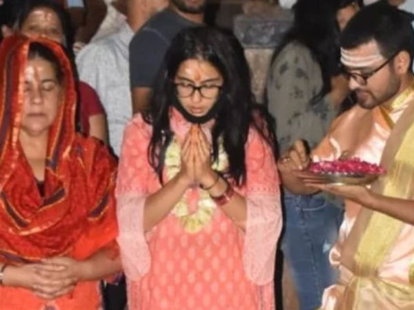 मां के साथ गंगा आरती